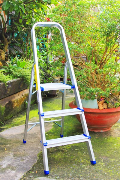 Thang ghế nhôm tay vịn NIKITA