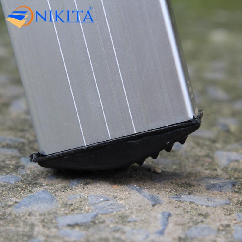 Chân thang được bọc cao su, chống trượt, chống trầy sàn nhà